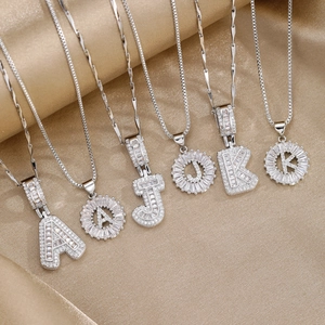Parure de colliers avec pendentifs 26 lettres en argent sertis de zircons brillants