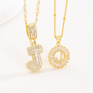 Collier plaqué or étincelant avec lettres J et O en zircon serties en micro-pavé