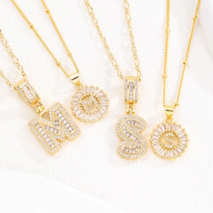 Pendentifs lettres M et S plaqués or avec zircons cubiques brillants sur fond de pierre