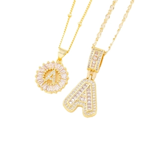Ensemble de colliers lettre A dorés avec pendentifs sertis de zircons ronds et carrés