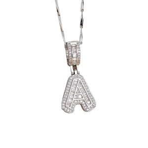 Collier avec pendentif lettre A en argent orné de zircons cubiques pour un style tendance