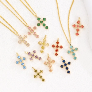 Collier croix rétro en cuivre avec pierres de zircone cubiques multicolores