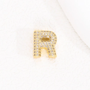 Ciondolo lettera R placcato oro 18K con pavé di zirconi cubici scintillanti