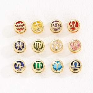 Set de 12 colgantes de zodiaco huecos con piedras de circón coloridas y baño de oro