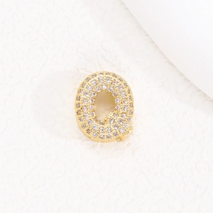 Ciondolo lettera Q in placcatura oro 18K con scintillanti cristalli di zircone cubico