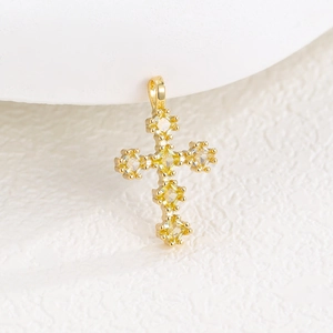 Vue détaillée du pendentif croix plaqué or avec micro-pavé de zircons jaunes