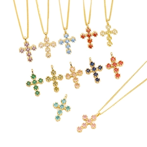 Collier croix vintage en cuivre doré serti de zircons colorés aux teintes variées