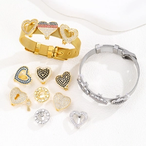 Verstellbares Edelstahl-Armband-Set mit bunten Herzanhängern und Kristall-Elementen