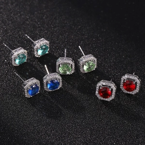 Modieuze vierkante zirkoon oorknopjes set met gekleurde edelstenen en diamant halo