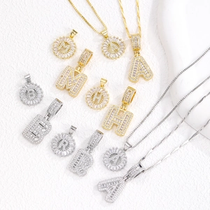 Set collana con 26 lettere dell'alfabeto in zirconi cubici placcati oro e argento