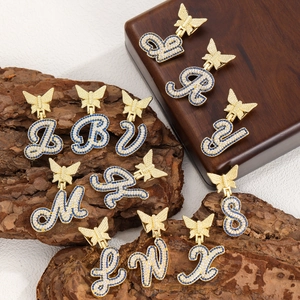 Collane con farfalla e lettere in oro con cristalli e pietre di zirconia blu lucide