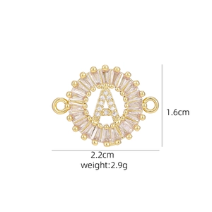 Makrodetail des vergoldeten Buchstabe A Anhängers mit Zirkonia und Größenangaben