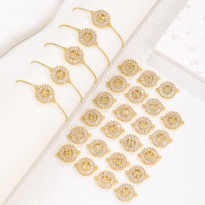 Verstellbare 26-Buchstaben-Goldarmbänder mit Zirkonia-Pavé und Blumenakzenten