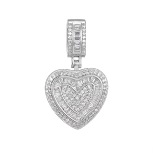 Pendentif cœur moderne plaqué or avec zircons coupe baguette sur fond blanc poli