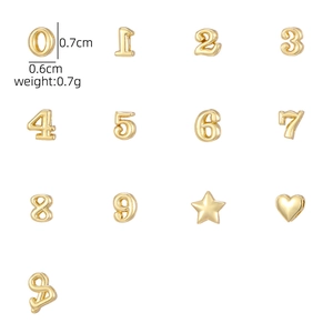 Detailansicht der 0,7 cm kleinen goldenen Zahlenperlen für DIY-Schmuckherstellung