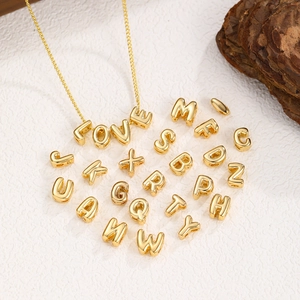 3D Goldene Buchstaben A-Z Schmuckset auf weißem Fels für DIY Halsketten