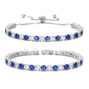 Dettaglio di bracciali tennis argentati con zirconi blu e trasparenti in due stili
