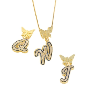 Collana con lettera a farfalla dorata con pavé di zirconi blu e bianchi scintillanti