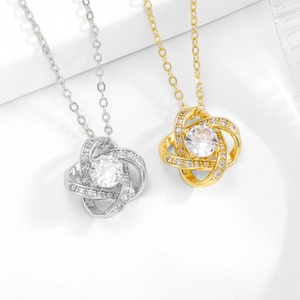 Elegantes Set aus rotierenden Kleeblatt-Herz-Halsketten in Gold und Silberoptik