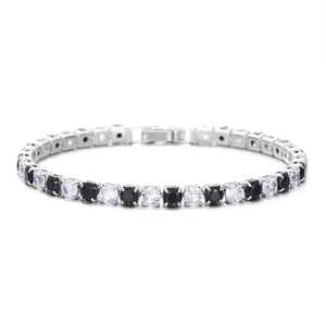Détail du bracelet tennis 4mm avec zircons cubiques noirs et blancs alternés