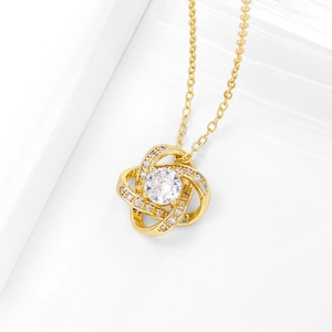 Elegante Halskette mit goldenem Knotenklee, großem Zirkon und feinen Mikro-Pave-Kristallen