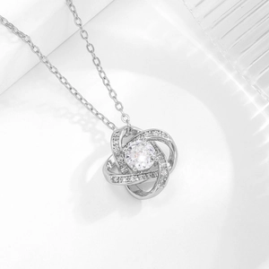 Elegante Kleeblatt-Halskette mit funkelndem runden Zirkonia-Stein und Liebesknoten-Design