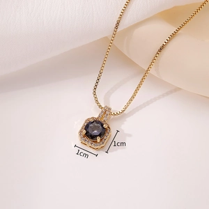 Detalle de collar dorado con colgante de frasco de perfume con circón púrpura