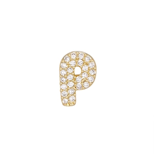 Dettaglio degli zirconi a pavé su un ciondolo a lettera P dorato per collana elegante
