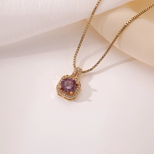 Detalle del colgante de oro de 18K con circón púrpura redondo y halo de cristales finos