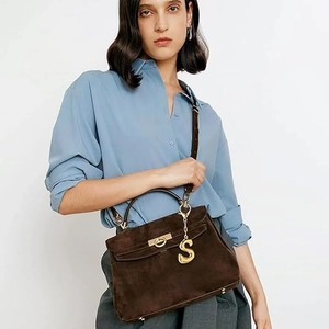 Borsa in pelle scamosciata marrone con chiusura dorata e pendente a forma di S