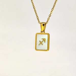 Detailansicht des goldenen Schütze-Sternzeichen-Anhängers mit Perlmutt-Inlay-Details