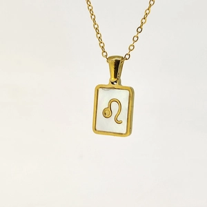 Details des goldenen Sternzeichen-Anhängers Löwe mit weißer Muschel-Einlage an Kette