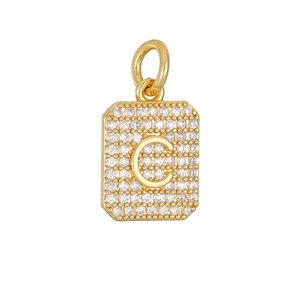 Rechthoekige gouden hanger met zirkonia pavé en hoofdletter C voor sieraden