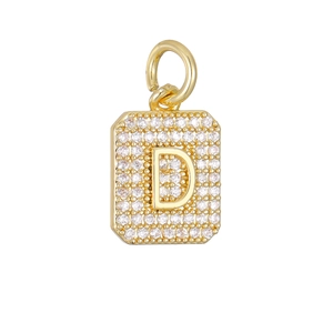 Detailopname van een gouden vierkante hanger met een zirkonia-gezette letter D bedel