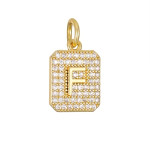 Macro-opname van de vergulde letter F hanger met micro-pave zirkonia steentjes
