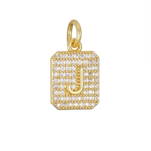 Macrodetail van de gouden vierkante hanger met letter J en micro-ingelegde zirkonia's