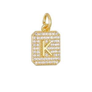 Gedetailleerde opname van een gouden vierkante hanger met zirkonia en letter K