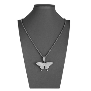 Nahaufnahme von Hip-Hop Schmetterlingsanhänger mit Diamanten an einer Kordelkette