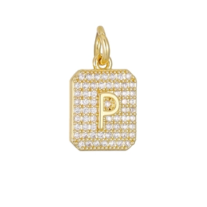 Gedetailleerde macro-opname van de gouden letter P hanger met micro-pave witte zirkoonstenen