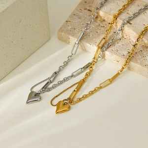 Detailansicht der Herzanhänger in Gold und Silber an einer stilvollen Büroklammerkette