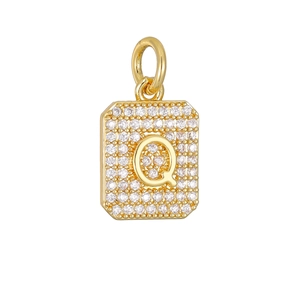 Macro-opname van de rechthoekige gouden hanger letter Q met micro-pave zirkonia kristallen