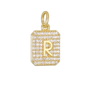 Detailopname van vergulde letter R-hanger met fonkelende pavé-gezette zirkonia-stenen