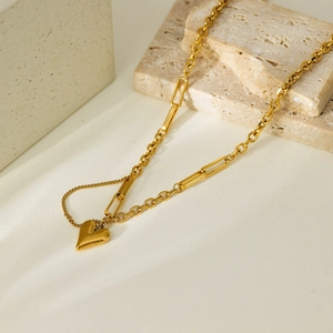 Detail der goldenen Herzhalskette mit einem einzigartigen mehrteiligen Kettendesign