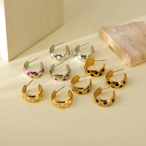 Collezione di orecchini a stella in smalto a forma di C con finitura oro e argento