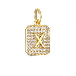 Detailopname van een gouden rechthoekige letter X hanger met witte zirkoniasteentjes