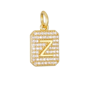 Detailopname van vierkante gouden hanger met letter Z en witte zirkonia steentjes