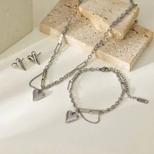 Minimalistisches Herz-Schmuckset aus Edelstahl mit asymmetrischer Kette und Ohrringen