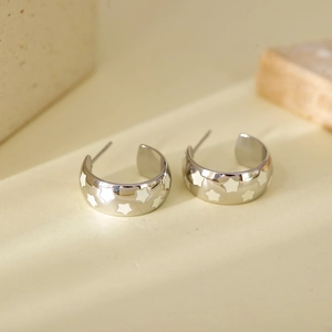 Orecchini a C in argento con smalto a stella bianca su base in pietra minimalista