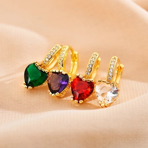 Boucles d'oreilles cœur en cuivre avec zircons colorés et monture dorée