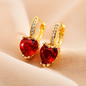 Élégantes boucles d'oreilles cœur en rubis avec pavé de zircone cubique et placage en or